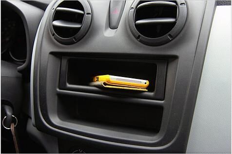 Kein Radio an Bord? Smartphone in den Schacht legen und Musik aufdrehen!