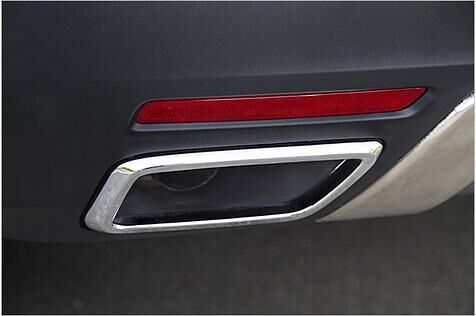 Hinter der Blende erkennt man das Auspuffrohr