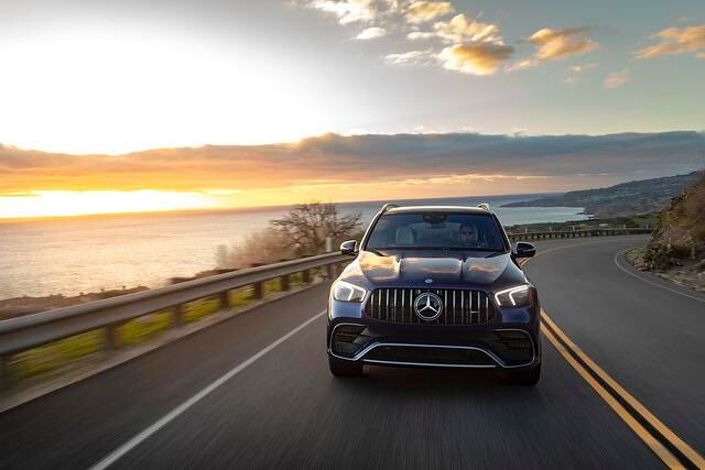 Der AMG bleibt ein Showstar, der mit seinem neuen Grill, den Powerdomes auf der Haube und den weiter ausgestellten Kotflügeln alle Blicke fängt 