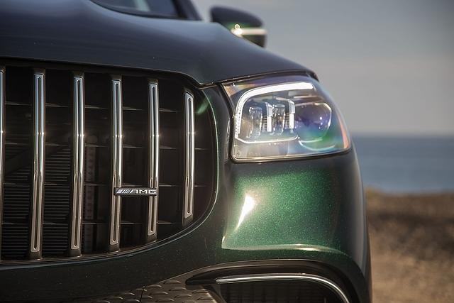 Der mächtige Kühlergrill wirkt im Rückspiegel imposant