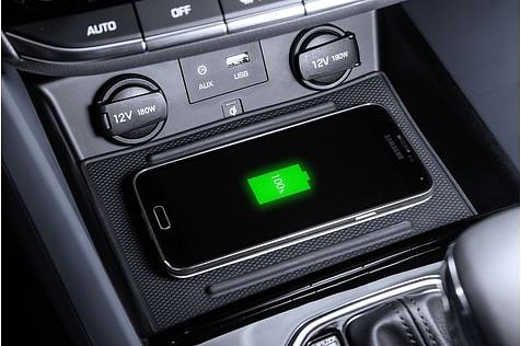 Smartphones lassen sich induktiv aufladen.