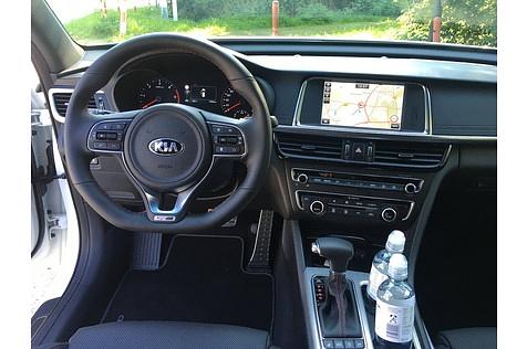 Das aufgeräumte Cockpit des Kia Optima 1.7 CRDi Sportswagon