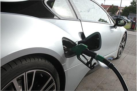 Der serienmäßige Kraftstofftank des i8 fasst 30 Liter Super Plus. Wer das 42-Liter-Gefäß möchte, zahlt 100 Euro extra