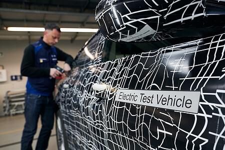 Hier wird der elektrische BMW i4 getarnt - Gezielte Fehlinformationen Hier wird der elektrische BMW i4 getarnt - Gezielte Fehlinformationen