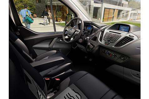 Das Cockpit: viel Hartplastik aber bequem und funktionell