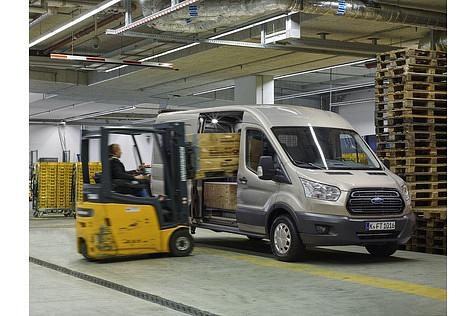 Der Ford Transit lässt sich aufgrund der beiden Schiebetüren leicht beladen