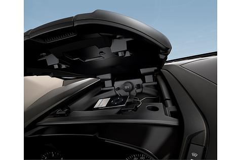 Unter der Klappe befinden sich weitere Anschlüsse