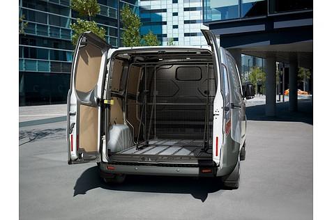 Die Hecktüren schwingen weit auf und können sogar seitlich angeklappt werden