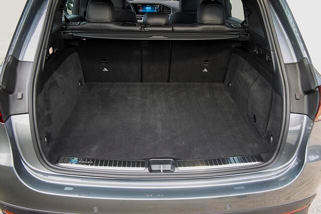 Die Batterie im Heck schränkt das Platzangebot des Kofferraums ein. Doch selbst hier passen fast 500 Liter hinein und erweitert sogar über 1.900 Liter