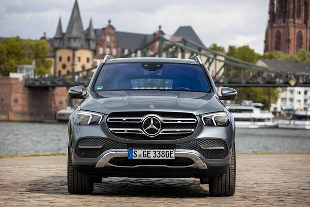 Hinter der bulligen Front des GLE 350 de steckt ein Zweiliter-Vierzylinderdiesel mit 143 kW/194 PS