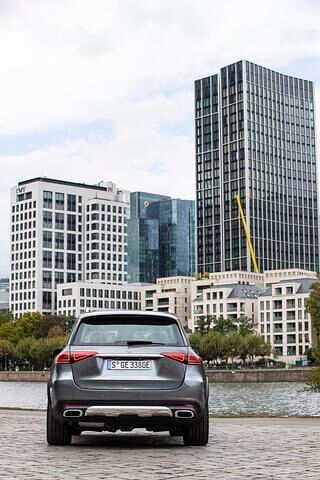 Gut 2,15 Meter ist der GLE mit seinen Außenspiegeln breit