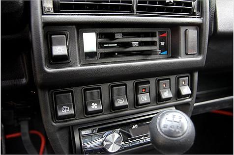 Rechts befinden sich die Schalter für die Sitzheizung, zu empfehlen ist die Eingewöhnung bei Tageslicht