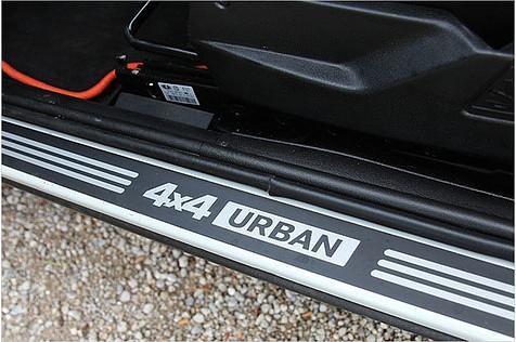 Hinweis auf das 4x4-Topmodell von Lada im Schweller