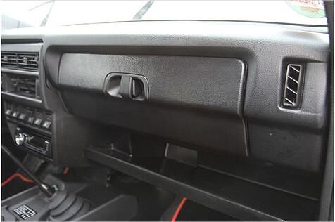 Robuste Kunststoffe mit starker Geruchsentwicklung kennzeichnen den Innenraum