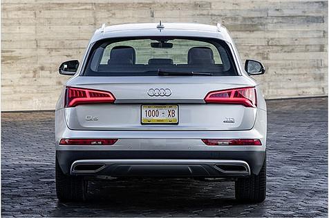 Das Heck ist wenig aufregend, man fühlt sich an breite Hüften erinnert