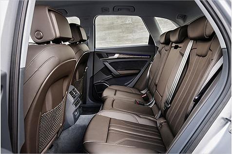 Im Fond haben auch Erwachsene viel Platz. Sofern man die (optional verschiebbare) Rückbank nicht in die vorderste Raste bewegt