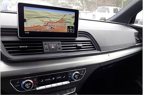 Wie bei Mercedes: Das Mitteldisplay steht wie ein Tablet auf dem Armaturenbrett