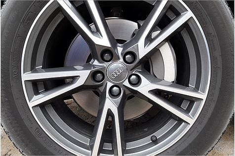 Bemerkenswert: Der Q5 hat vorne serienmäßig Festsattelbremsen (mit 4 oder 6 Kolben) wie ein Sportwagen