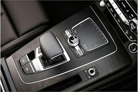 Das zu "MMI Navigation plus mit MMI touch" gehörende Touchpad ist nur bei den Versionen mit S tronic und tiptronic so groß