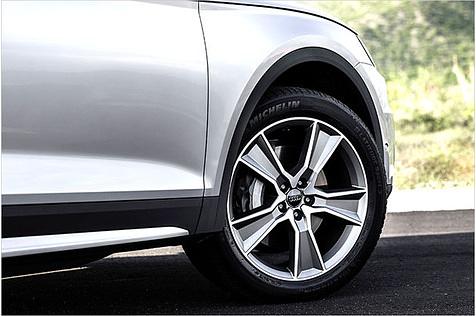 Manche Versionen haben die SUV-typischen schwarzen Plastikleisten an den Radhäusern, manche nicht