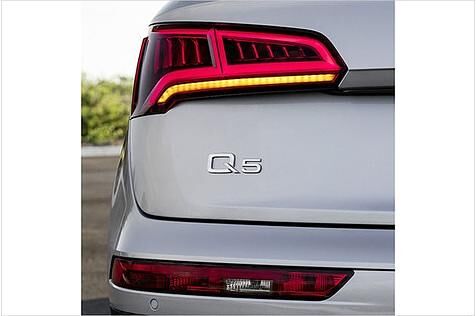 Schick: Die Schlussleuchten mit dynamischem "Wisch-Blinker". Hinten gibt es sie optional ohne Aufpreis