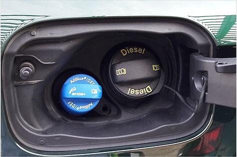 Die Dieselmodelle haben eine SCR-Abgasreinigung. Der Additivtank fasst serienmäßig nur 12 Liter, optional sind es 24 Liter