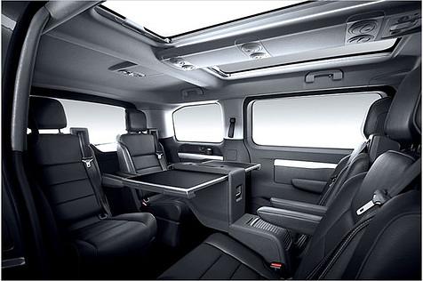 Der hintere Teil des Wagens lässt sich beispielsweise als rollendes Büro mit Einzelsitzen und mittigem Tisch bestellen