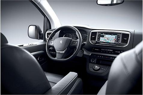 Der Innenraum der Großraumlimousinen (im Bild der Traveller von Peugeot) kann sich jeweils sehen lassen