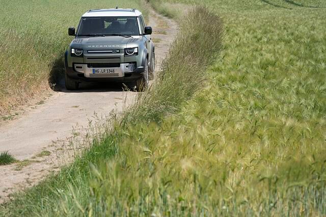Fahrbericht: Land Rover Defender   - Sprung in die Moderne 