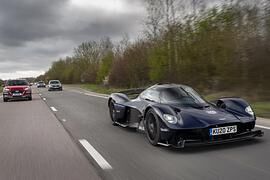 Aston Martin Valkyrie kommt  - Rennwagen unterwegs auf öffentlichen Straßen 
