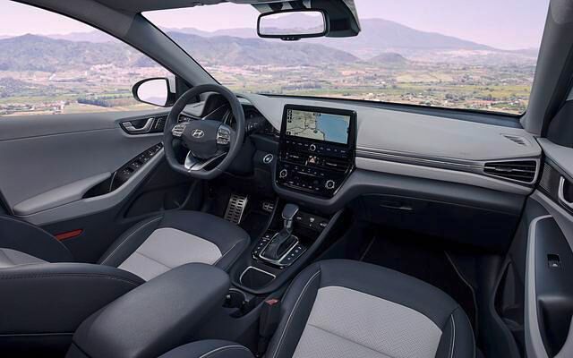 Das Cockpit ist übersichtlich und aufgeräumt