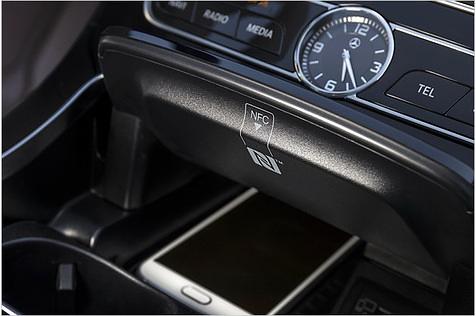 Hier wird das Smartphone nun induktiv geladen