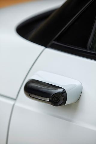 Beim Honda e haben die Entwickler das Gehäuse der Kamera mit einer Rinne versehen