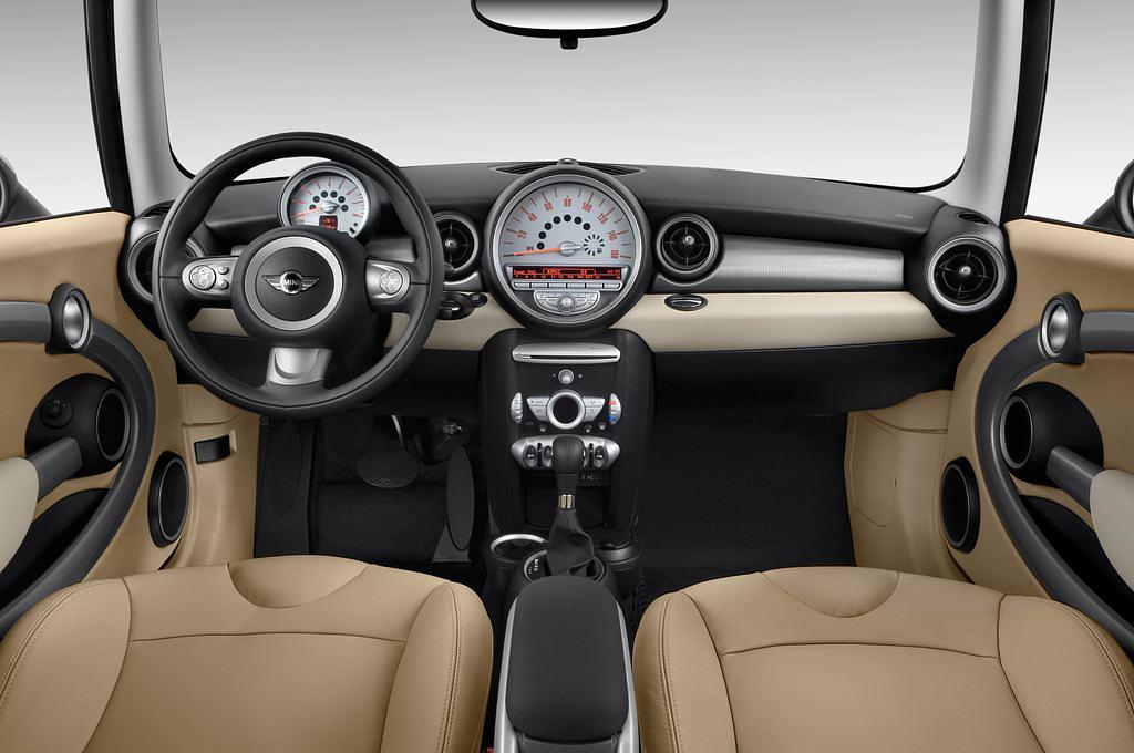 MINI MINI (Baujahr 2010) Clubman 4 Türen Cockpit und Innenraum