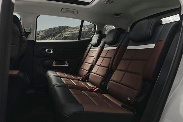 Hinten bietet der C5 Aircross ebenfalls gute Platzverhältnisse. Ist ein Glasschiebedach an Bord, kommen über 1,80 Meter große Personen dem Dachhimmel bereits verdächtig nahe