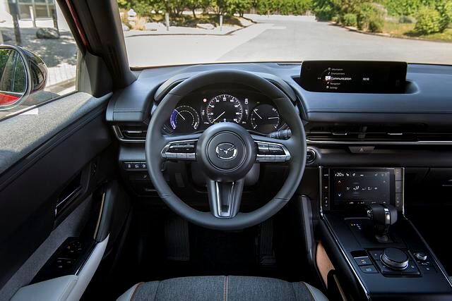 Aufgeräumt und wohnlich: Der Arbeitsplatz im Mazda MX-30