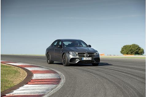 Acht Zylinder treiben ihn an.