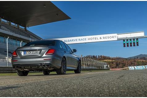 Der Mercedes AMG E 63 S 4Matic+ hat eine Neungang-Automatik.