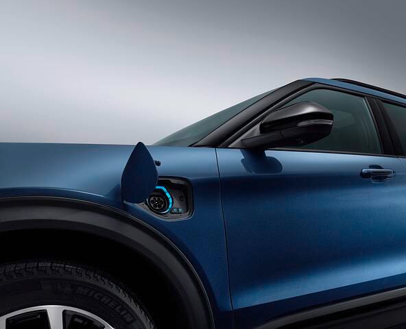 Der Ford Explorer wird über Stromkabel und Steckdose geladen