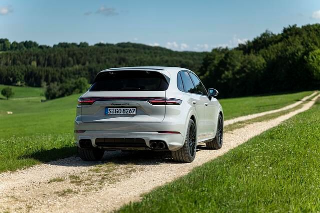 Die Insassen werden selbst im Komfort-Betrieb recht gut über den Zustand der Straße informiert