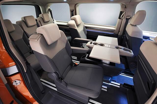 Die Passagiere nehmen auf Einzelsitzen Platz