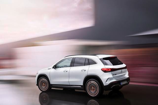 Den Mercedes EQA erlebt man in eigentlich allen Lebenslagen als spritzig. Allerdings wird bei 160 km/h abgeregelt