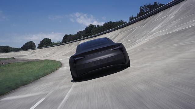 Ein Auspuff sucht man an diesem formschönen Heck vergeblich