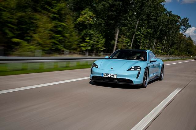 Im Vergleich zu anderen Sportwagenherstellern ist Porsche im E-Business dank des Taycan ein bereits alter Hase