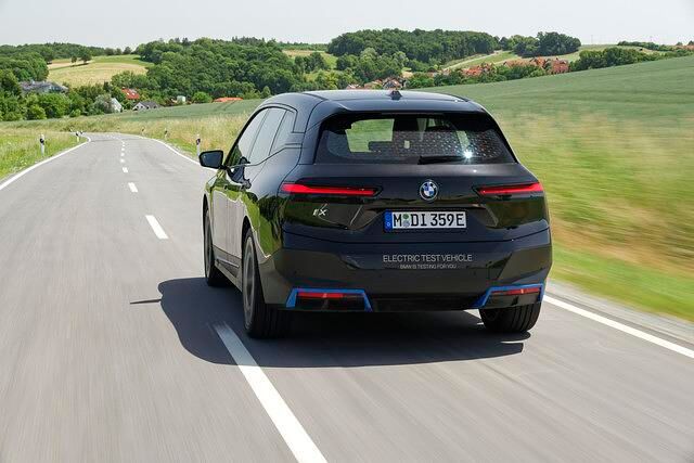 Der iX fährt in einer Liga mit dem X5