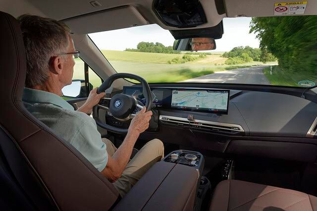 Das Cockpit präsentiert sich digital
