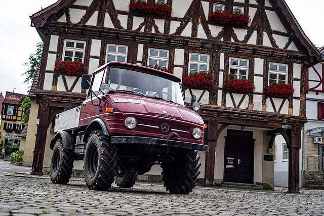 Die Jahre auf dem Weinberg haben Spuren am Unimog hinterlassen:  Der Lack ist matt und schrammig