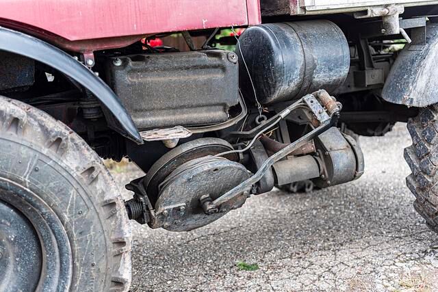 Gedacht war der Unimog als eine Mischung aus Traktor und Lastwagen und wurde so zum Inbegriff des Ackerschleppers