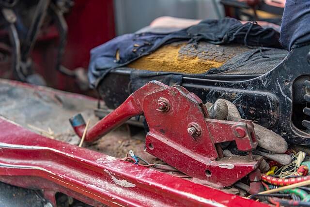 Der Fahrerkabine sieht man an, dass der Unimog als Arbeitstier genutzt wird