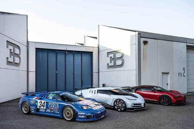 Bugatti EB 110 Le Mans Fahrzeug vor Bugatti Centodieci und Bugatti Chiron vor Werk Campgalliano Italien 